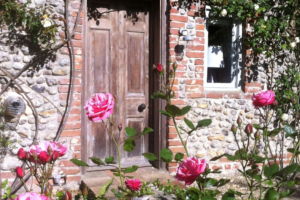 Cartshed Cottages at Sharrington Hall gallery - Gallery