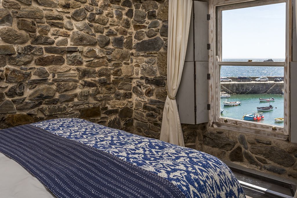 Double bedroom with view out of the window into the harbour