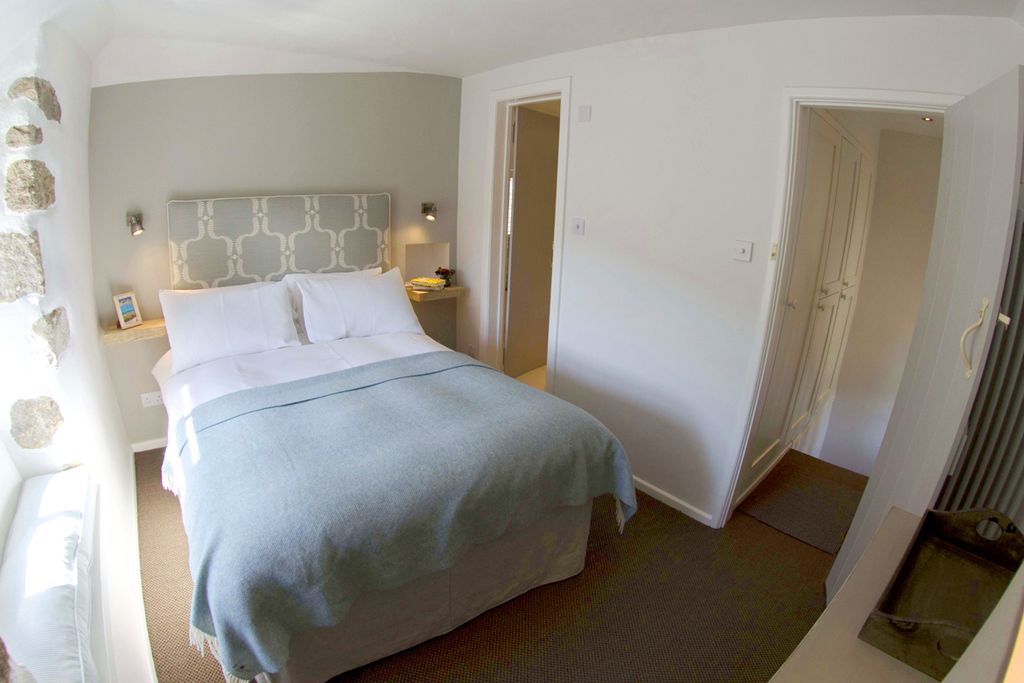 Cosy double bedroom with window seat