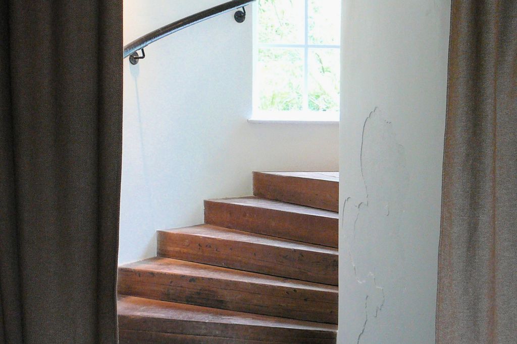 Spiral staircase leading between the two floors
