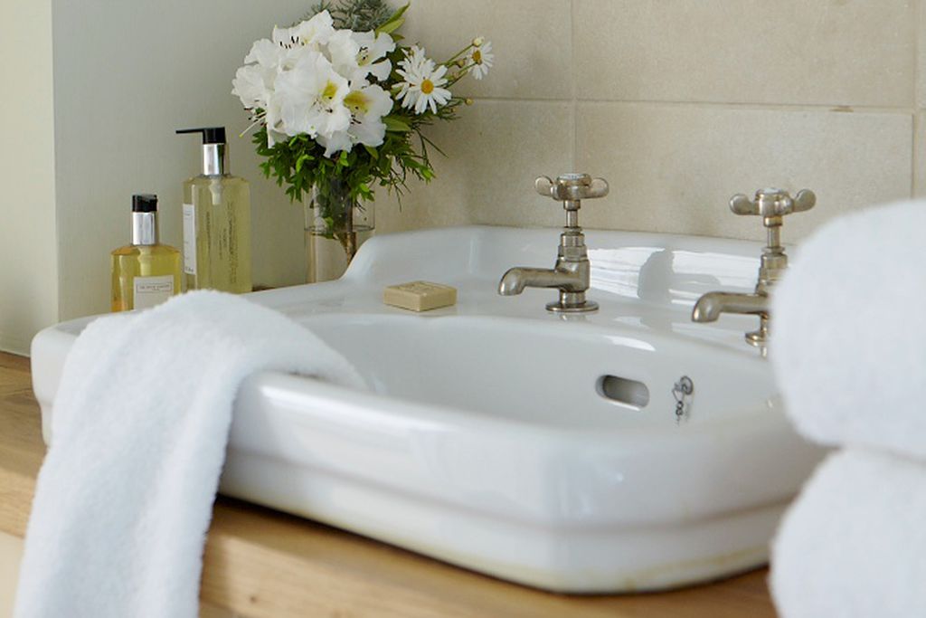 Sink with flowers