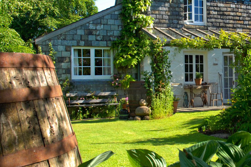 The Annexe St Raphael, sunny exterior view of the cottage 