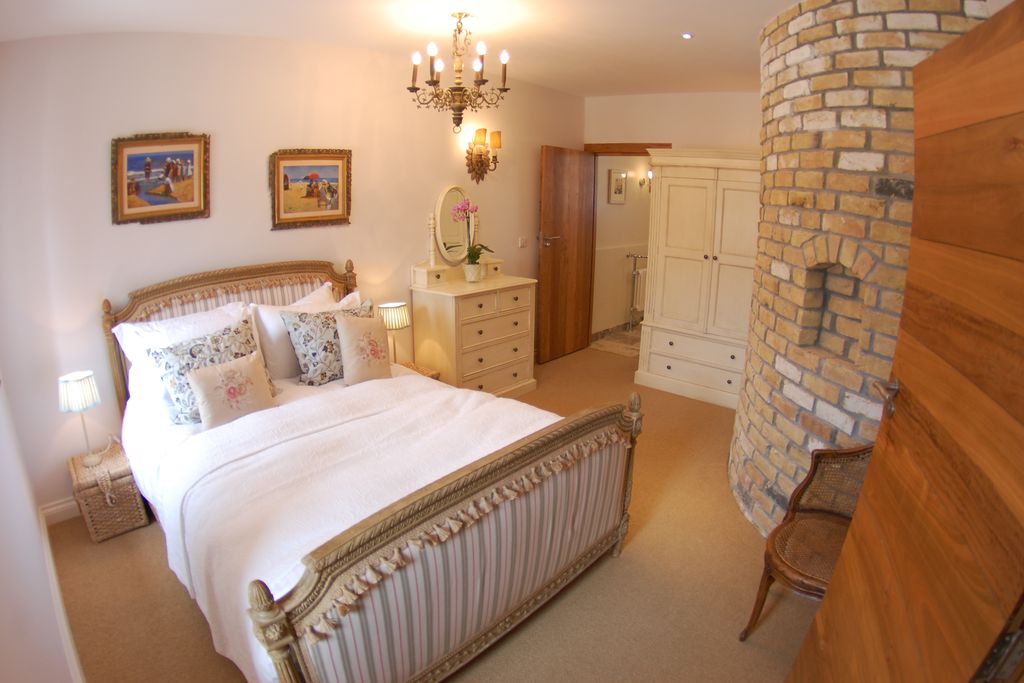 Large double bedroom
