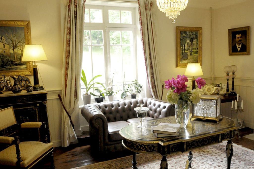 Table chairs with various plants and ornaments