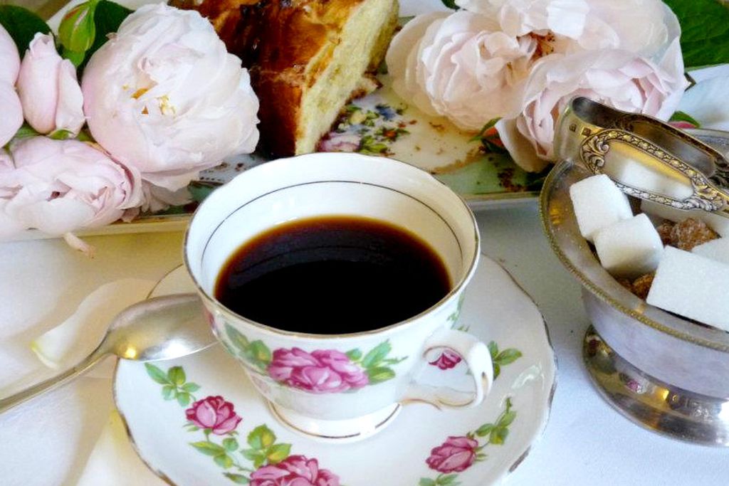 Tea and cakes at Domaine de Moulin Mer