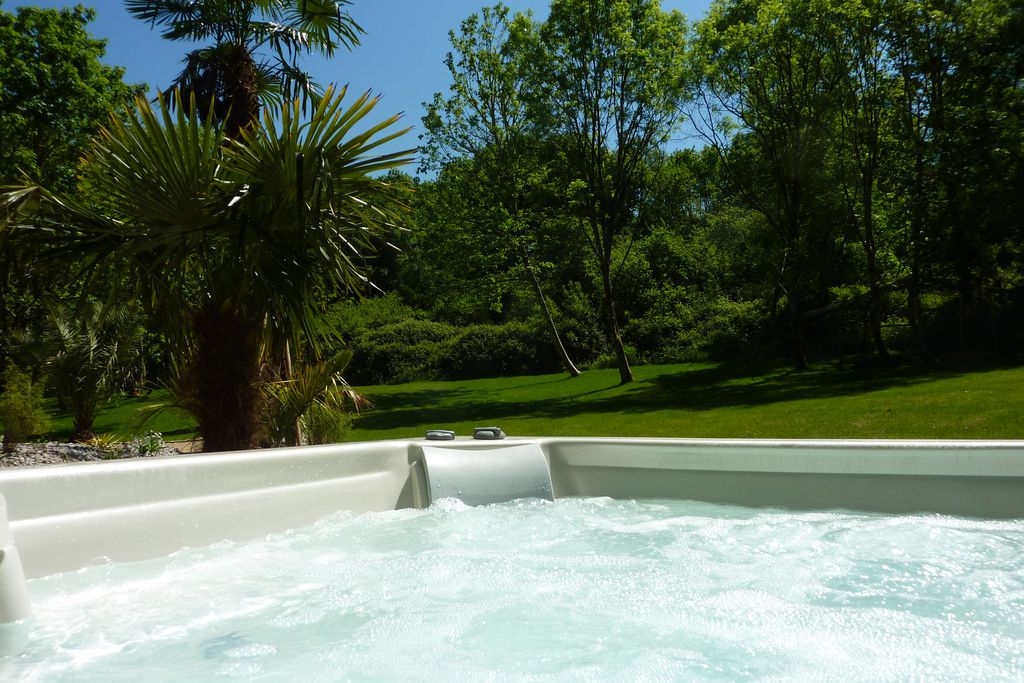 Hot tub in the garden at Domaine de Moulin Mer