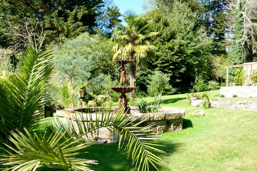Fountain in the garden at Domaine de Moulin Mer
