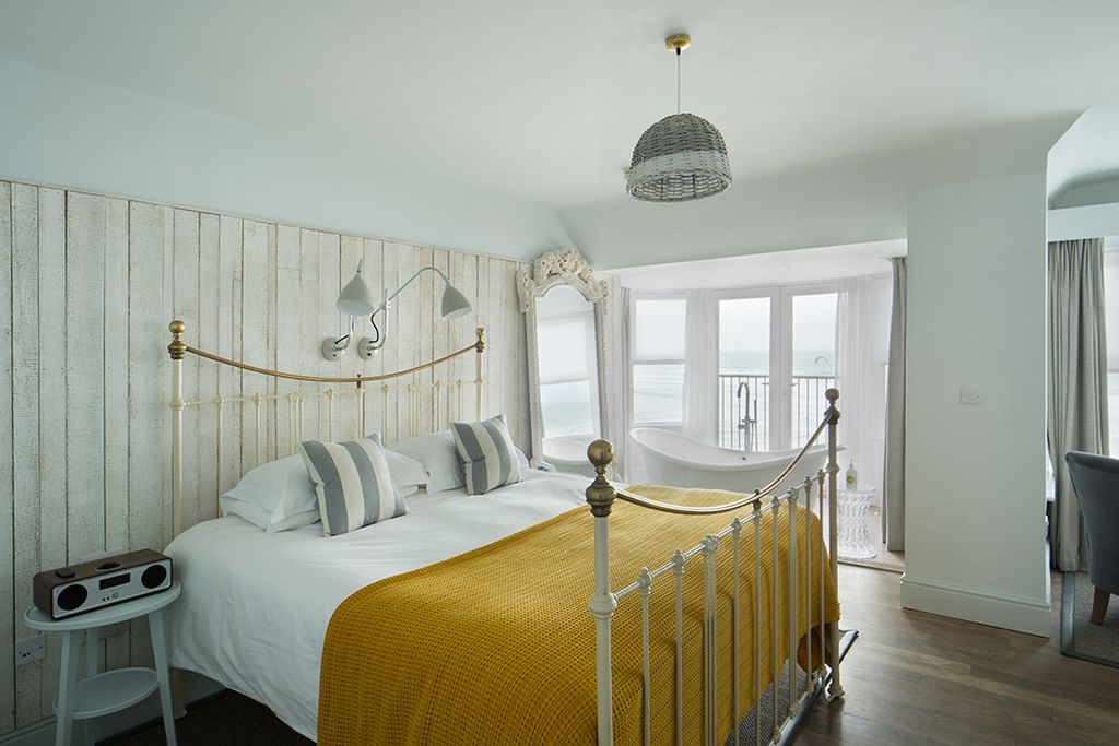 Double bedroom with free standing bath tub in the bay window