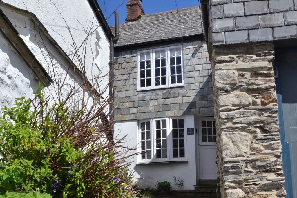 Exterior of Seahorses Cottage in Cornwall