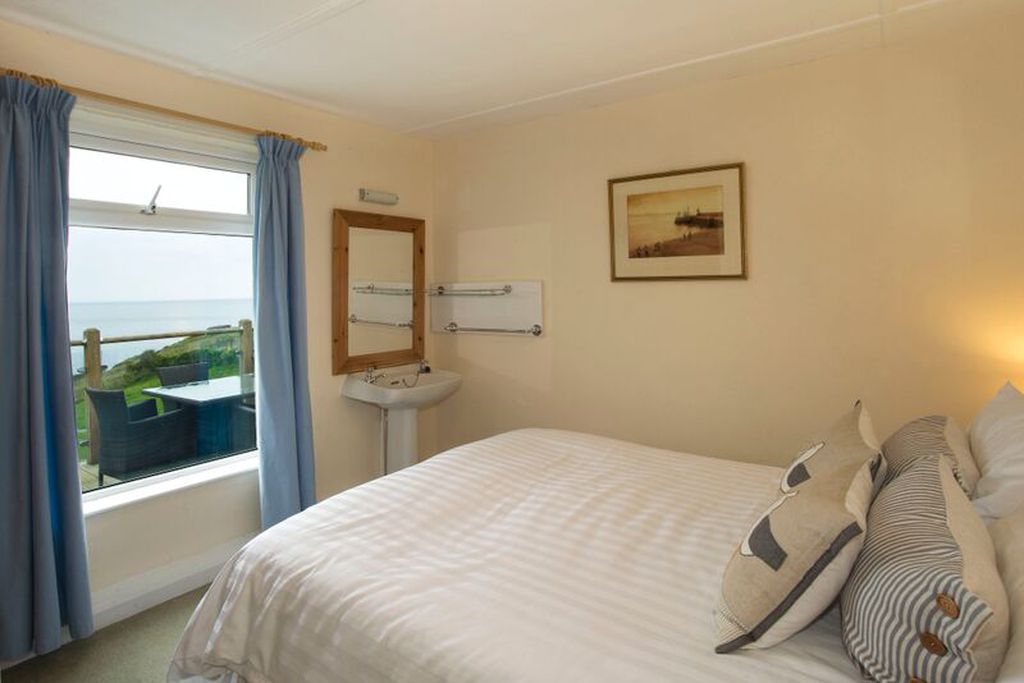 Double bedroom with sink