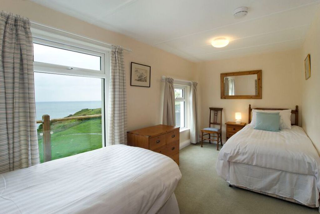 Twin bedroom