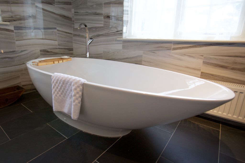 Modern freestanding bath tub