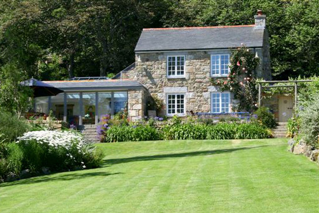 Exterior of Cove Cottage in Cornwall