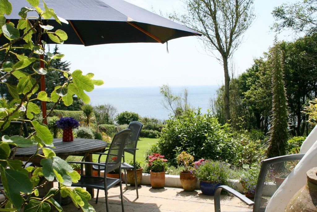 Terrace with view onto the garden and sea
