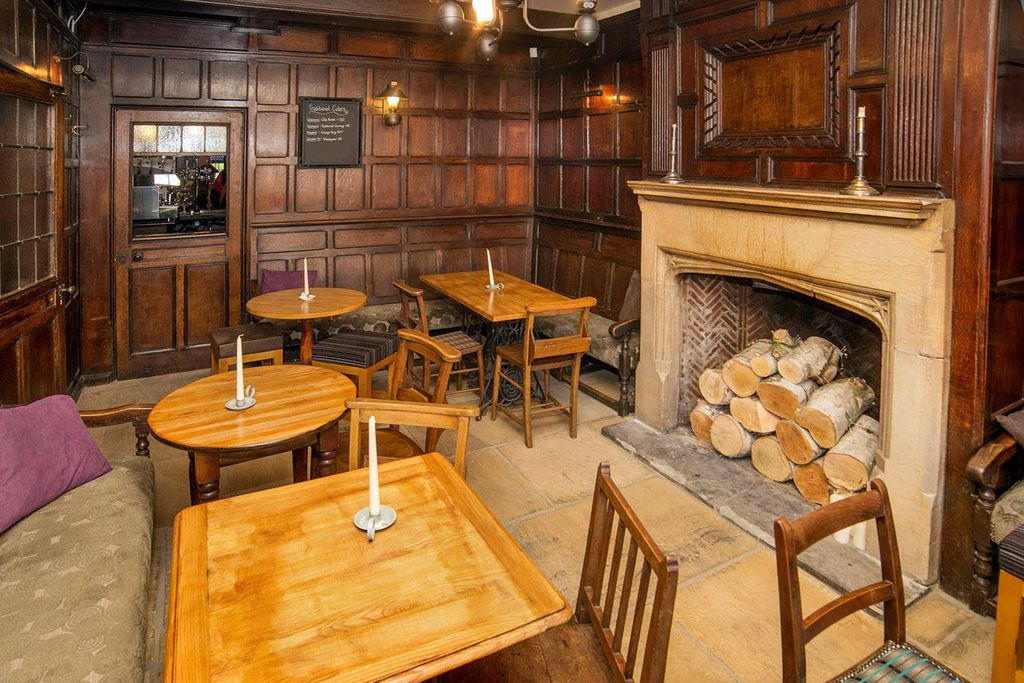 The Cardinal’s Hat gallery - Gallery