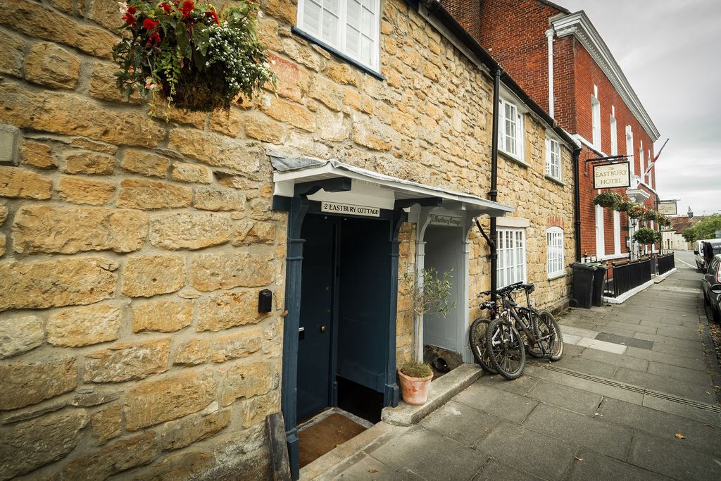 Eastbury Cottage gallery - Gallery
