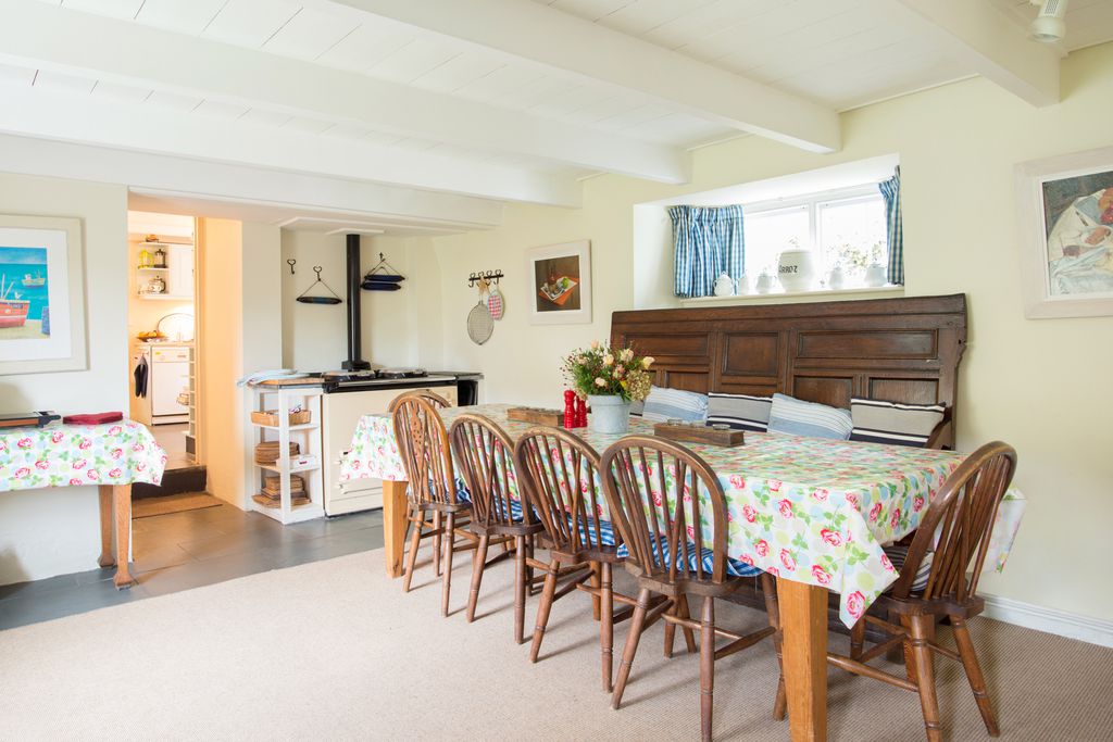 Dining room with cream aga