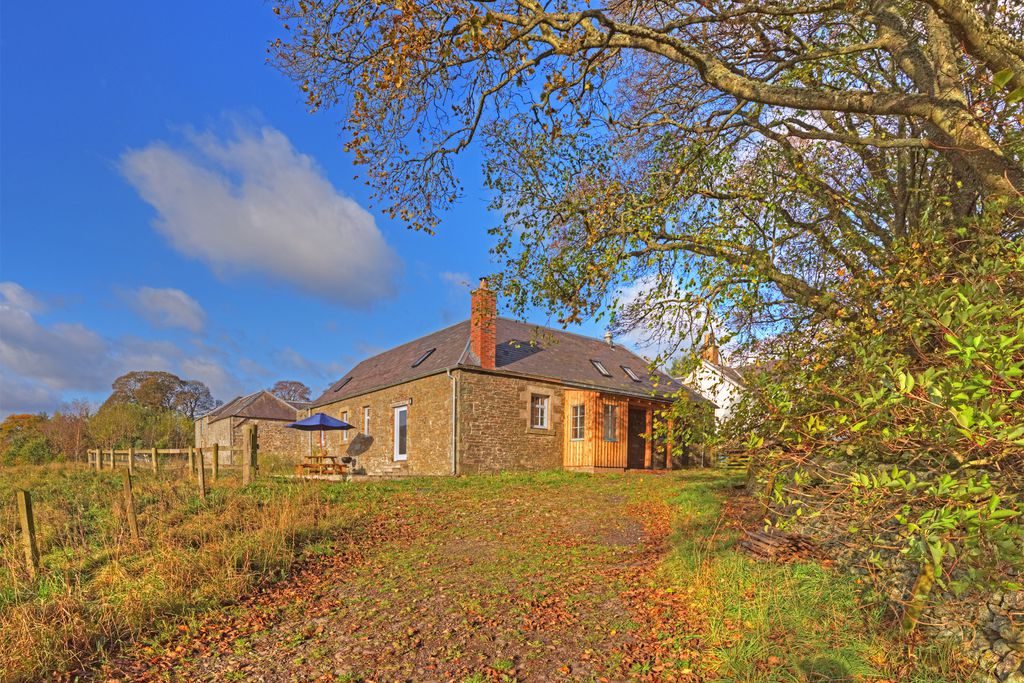 Laundry Cottage Scotland exterior of the property with bright blue skies overhead