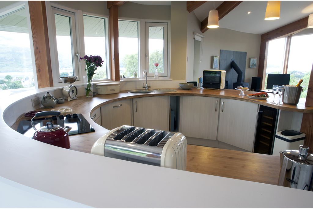 Curved kitchen worktop at Treetop House in Scotland