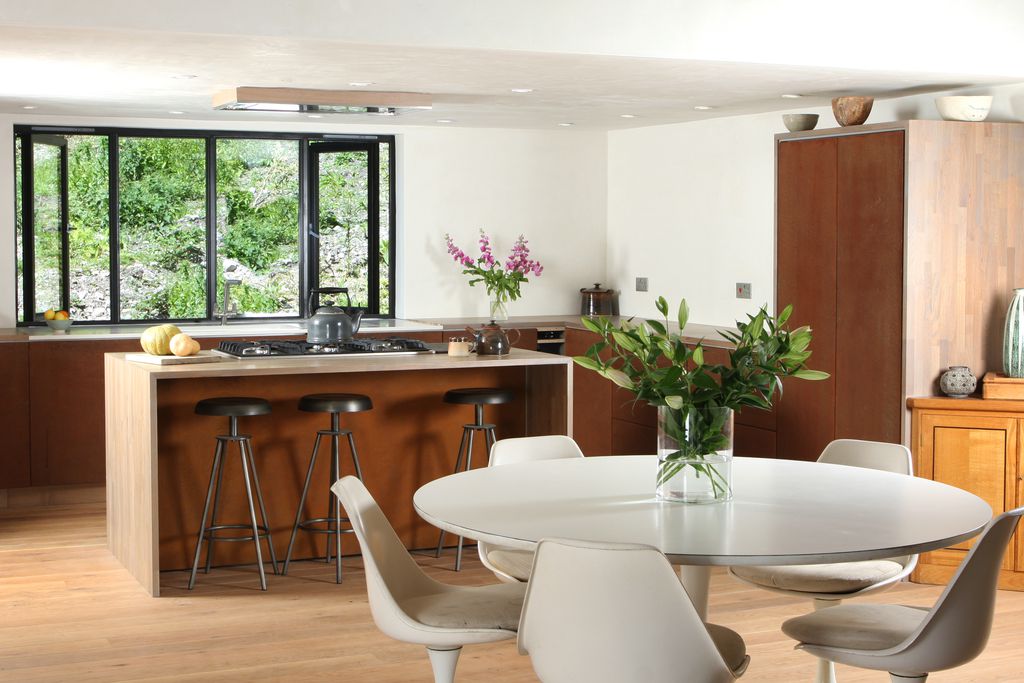 Large modern kitchen with kitchen island