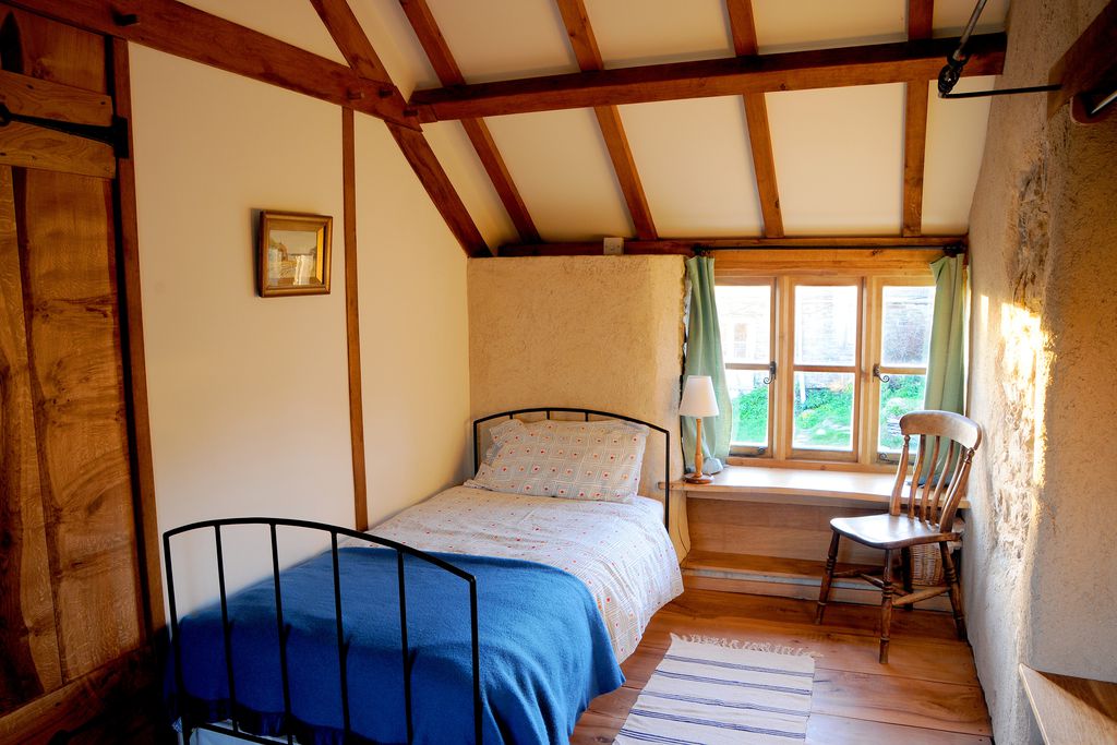 Cosy single bedroom at 5&6 Porth Farm Cottages in Devon