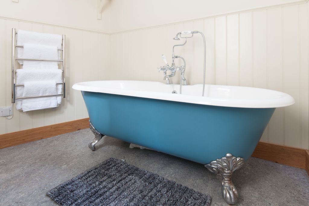 Roll top bath tub