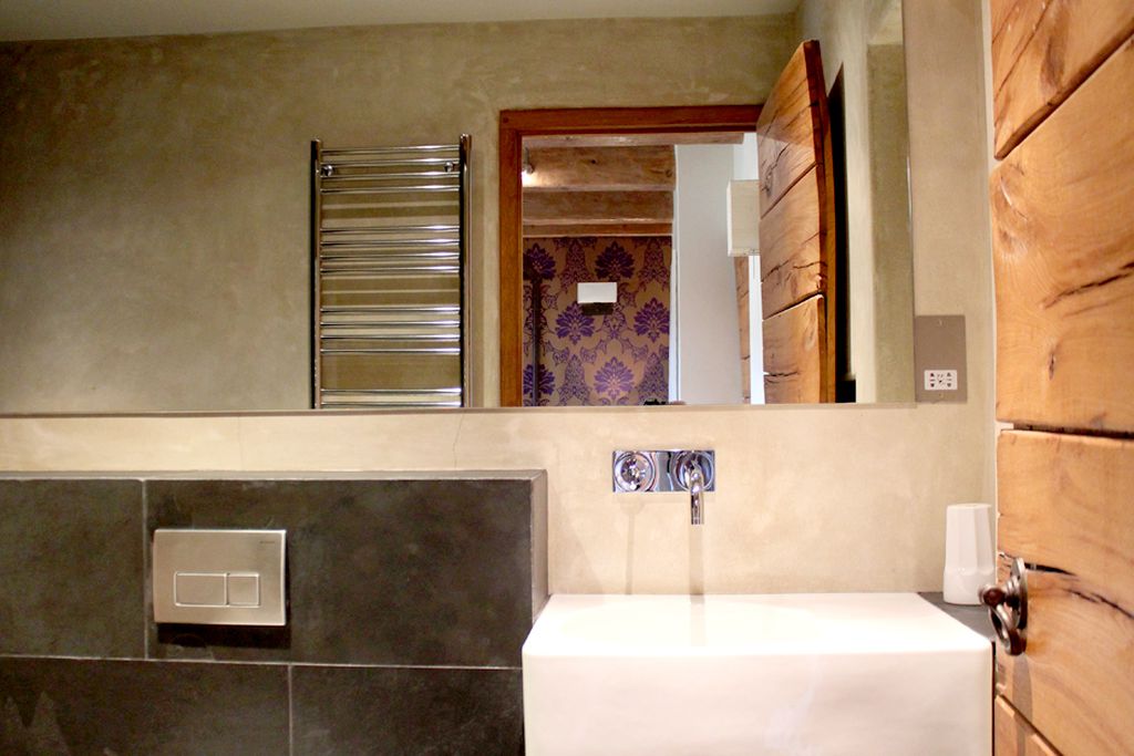 Modern bathroom sink and mirror