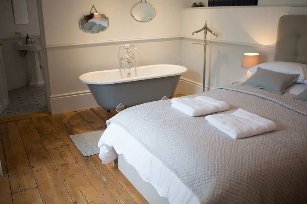 Cosy double bedroom with roll top bath tub