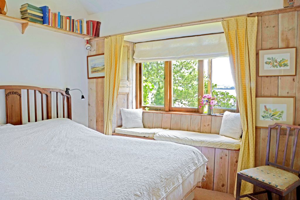 Cosy double bedroom with window seat