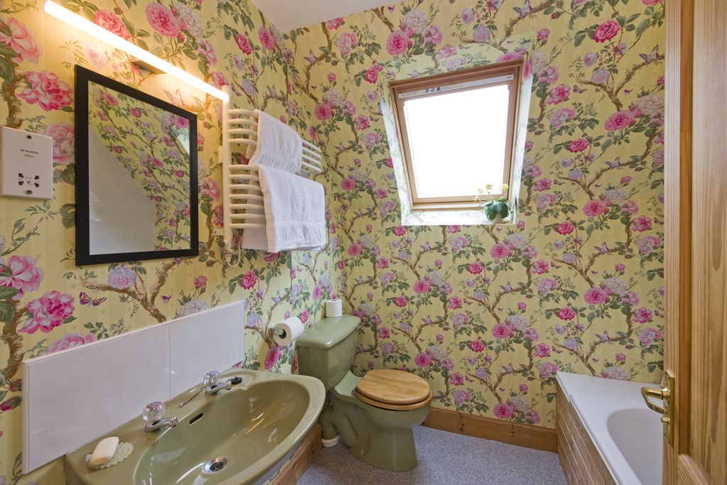 Bathroom with colourful floral wall paper