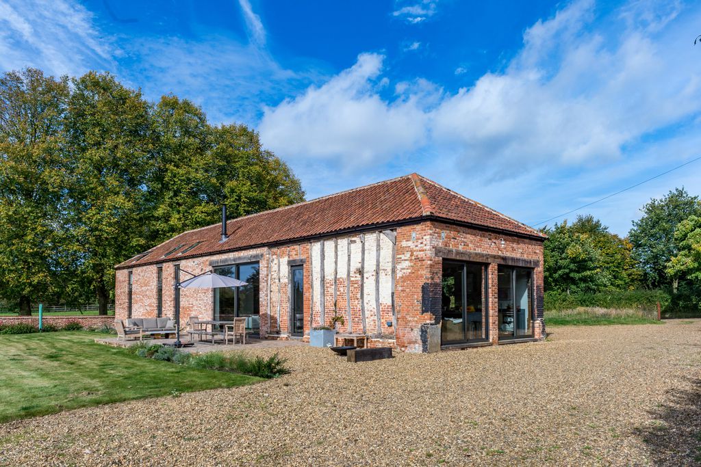 Old Hall Farm Barn with outdoor seating area in Norfolk, England 