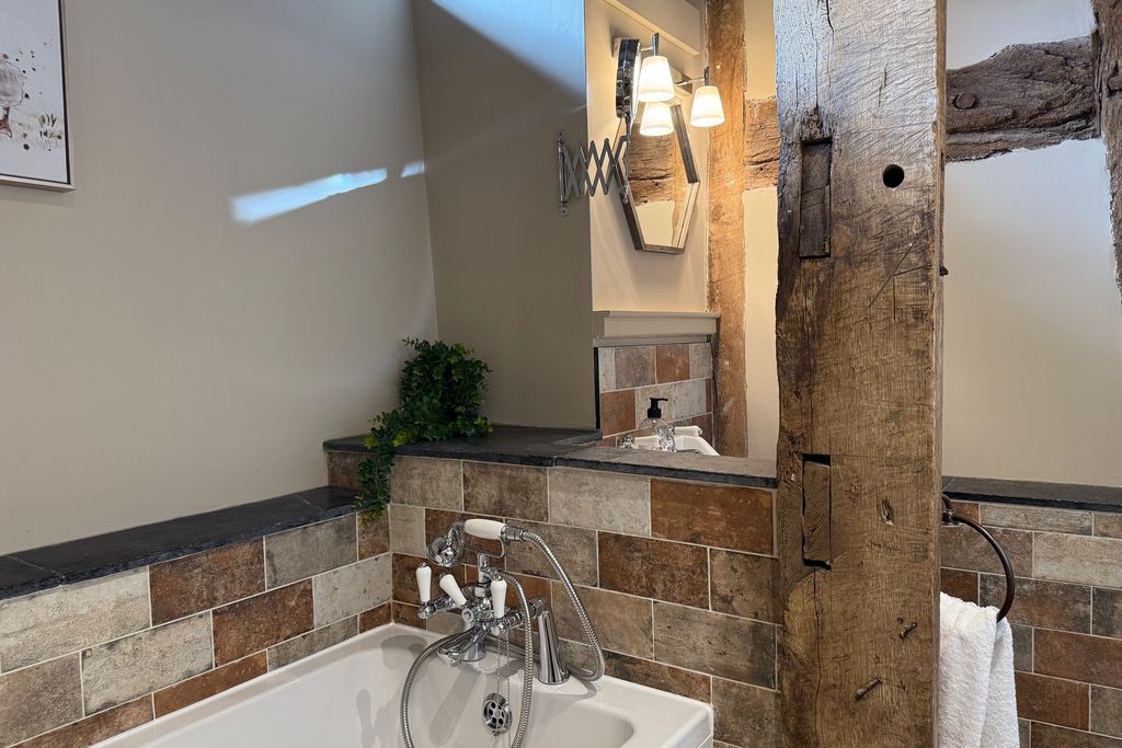 Middle Farm & Cottages: The Barn 8 - Gallery