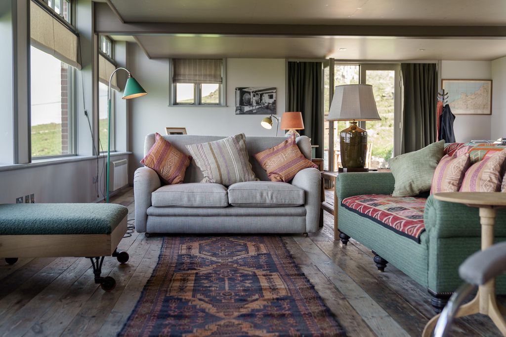 Station A 8 - Gallery