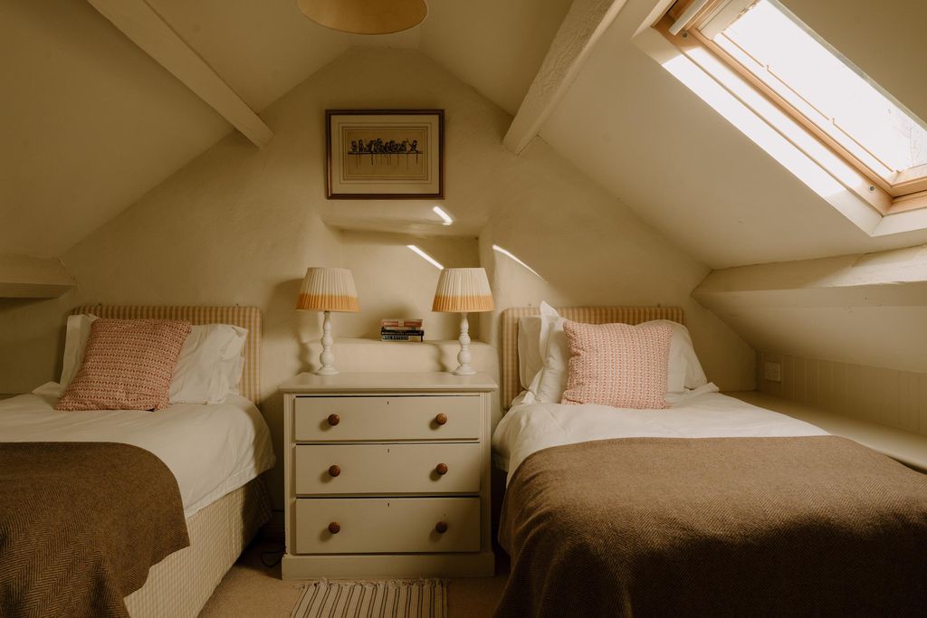 Tyn Llech 13 - Gallery