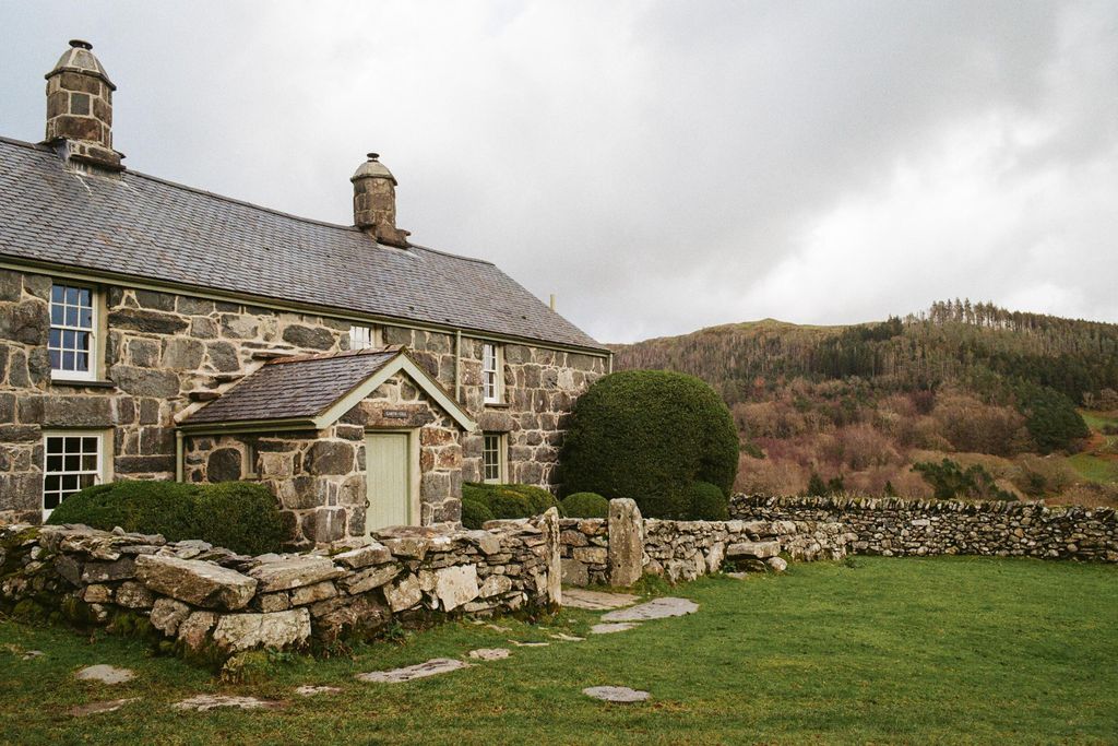 Garth Gell Farmhouse 1 - Gallery