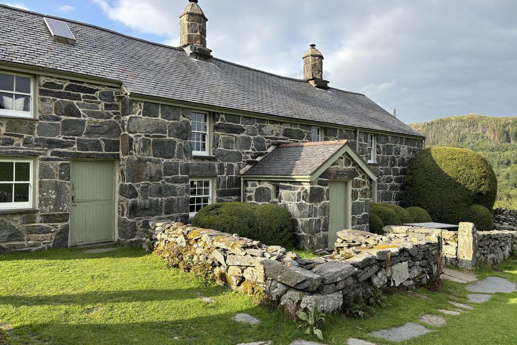 Garth Gell Farmhouse 1 - Gallery