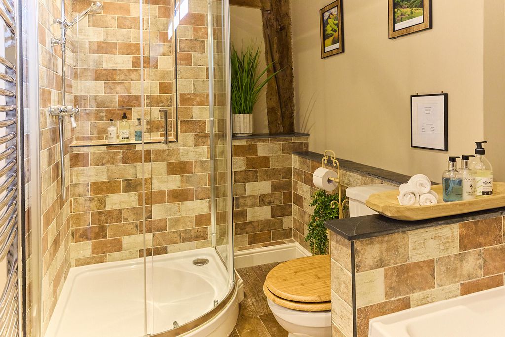 Middle Farm & Cottages: The Barn 8 - Gallery