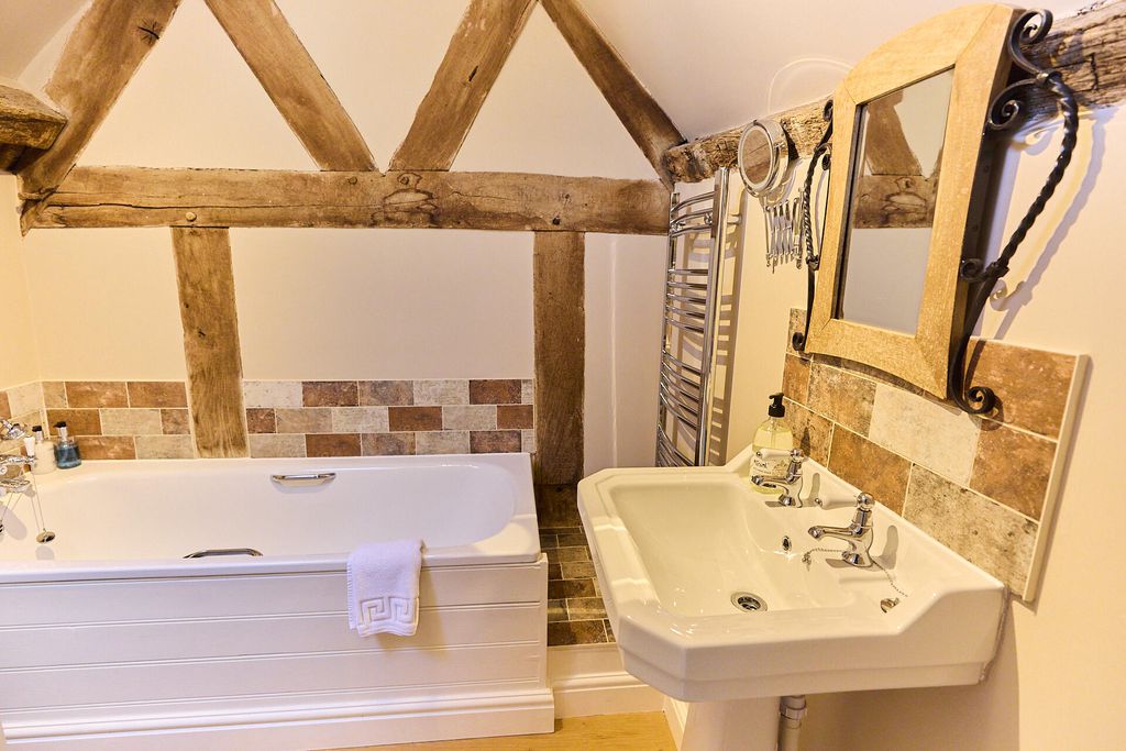 Middle Farm & Cottages: The Barn 11 - Gallery