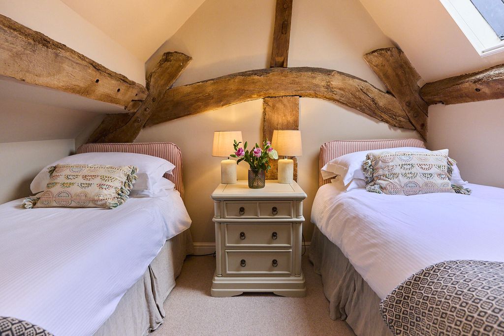 Middle Farm & Cottages: The Barn 12 - Gallery