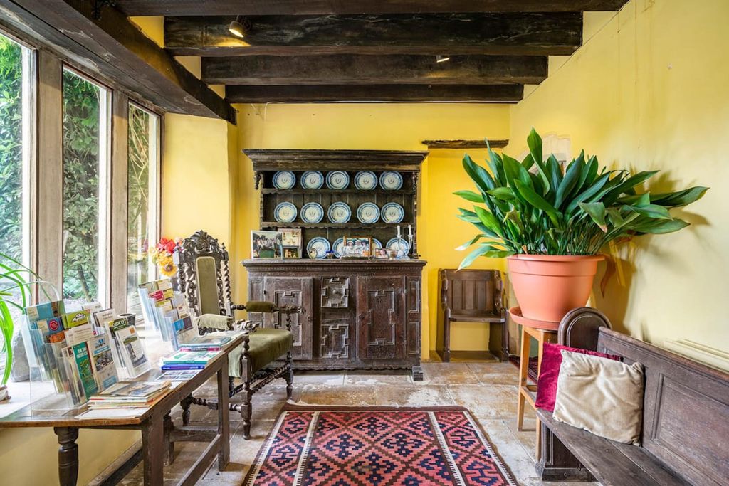 Fyfield Manor 3 - Gallery