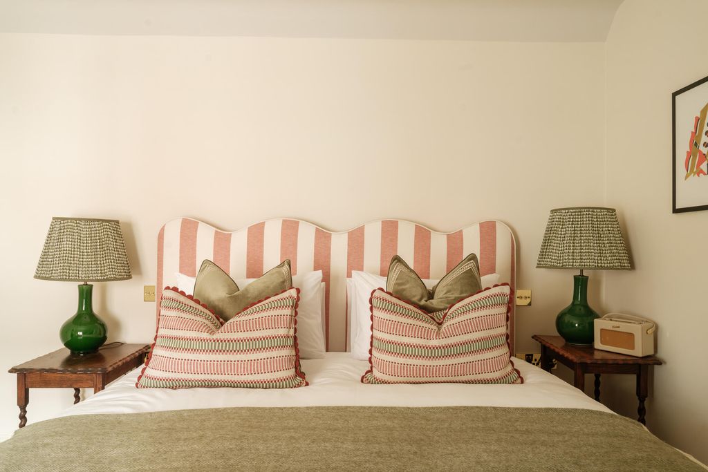 The Queen's Head 1 - Gallery