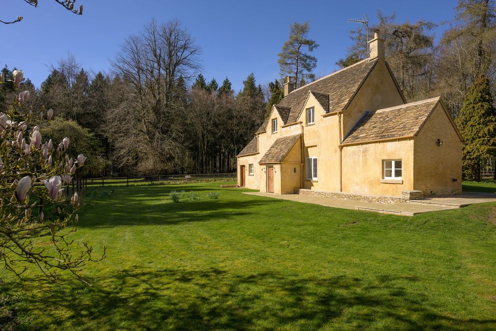 Hollybush Cottage at Badminton Estate 1 - Gallery