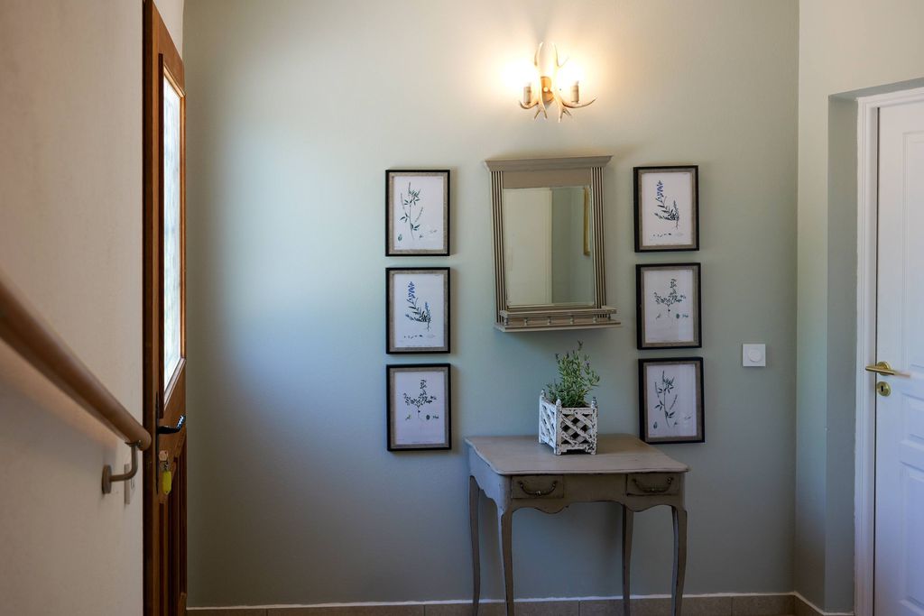 Latour 11 - Gallery