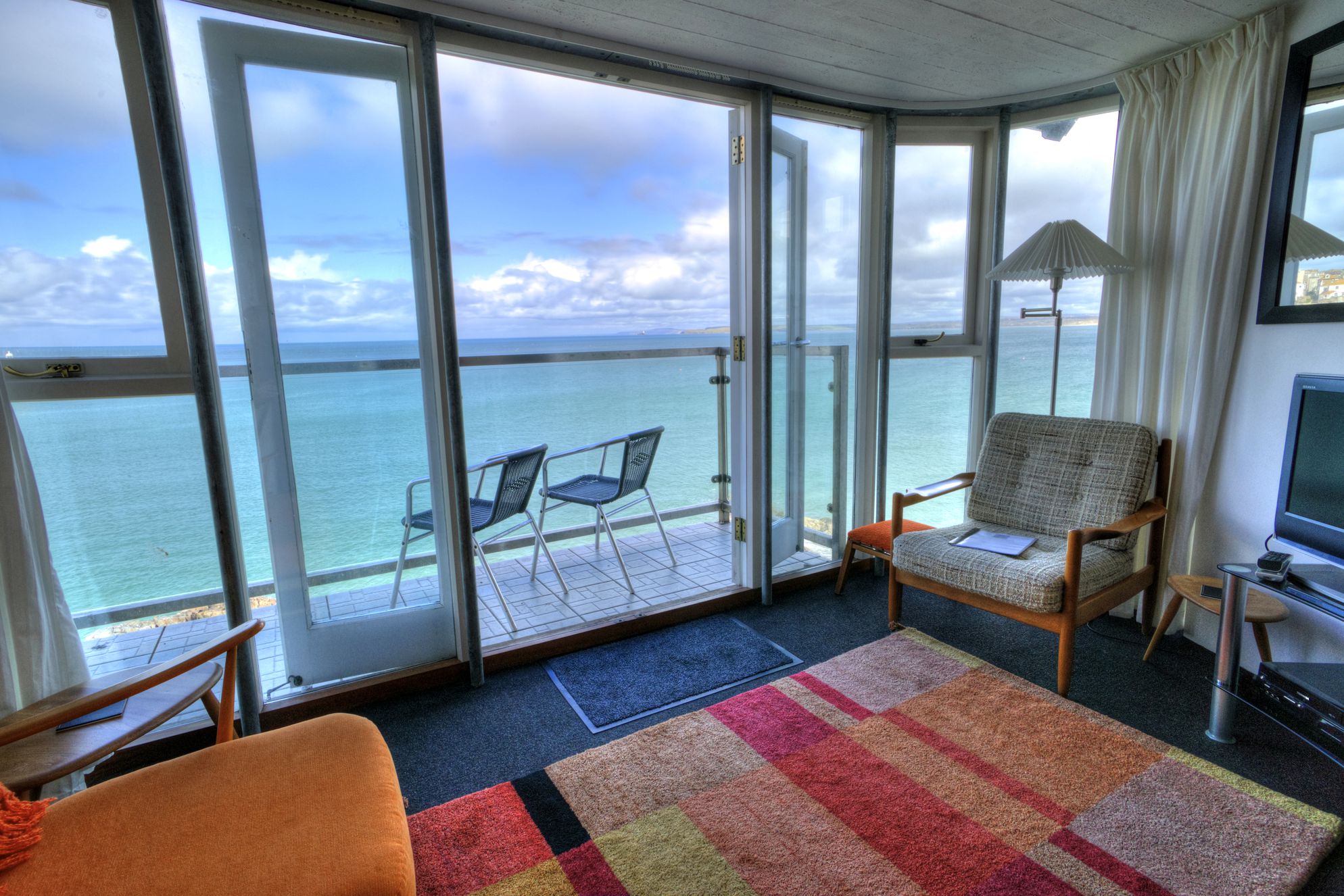 Lounge with doors leading on to the balcony