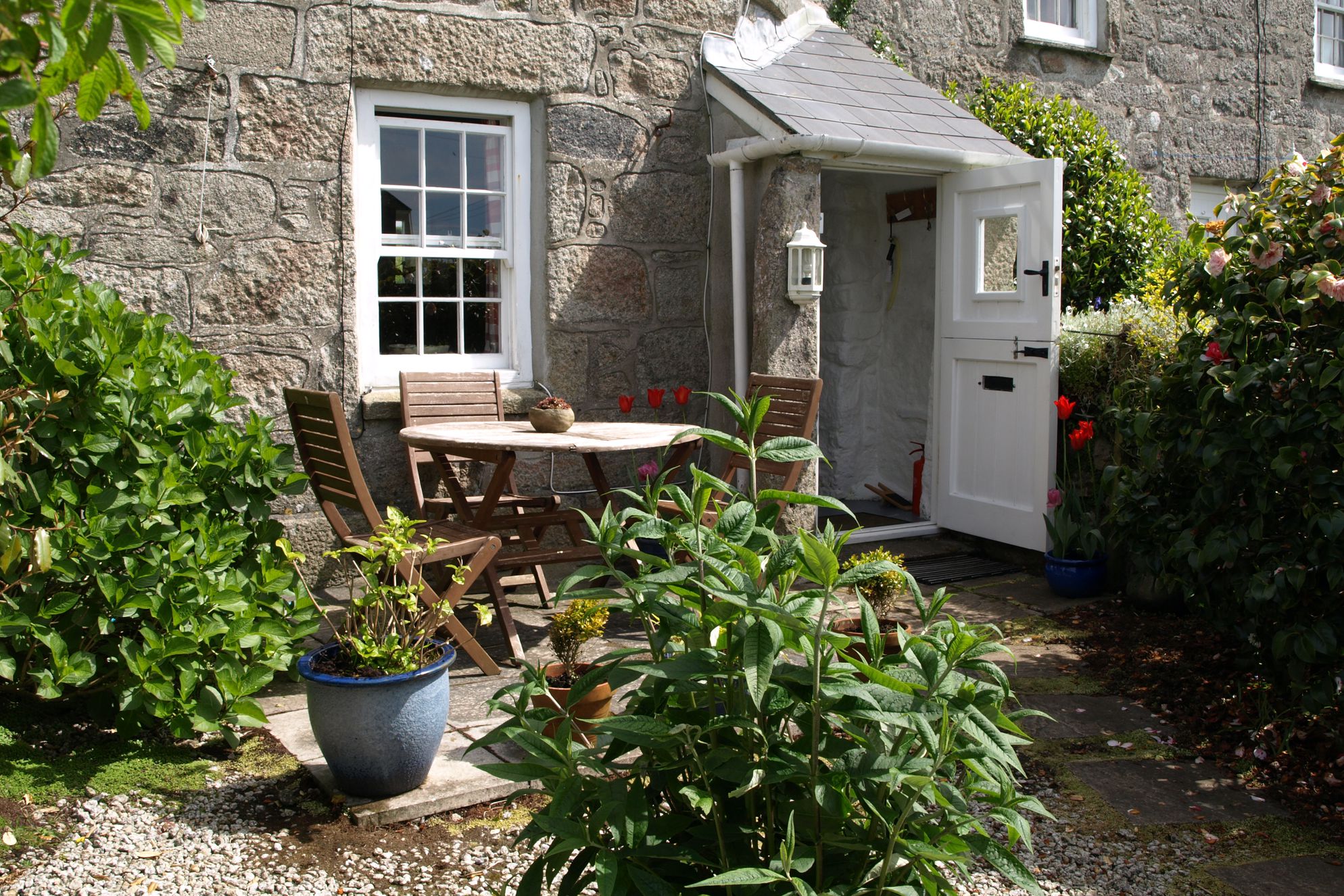 Outside dining area at Stennack Cottage in Cornwall