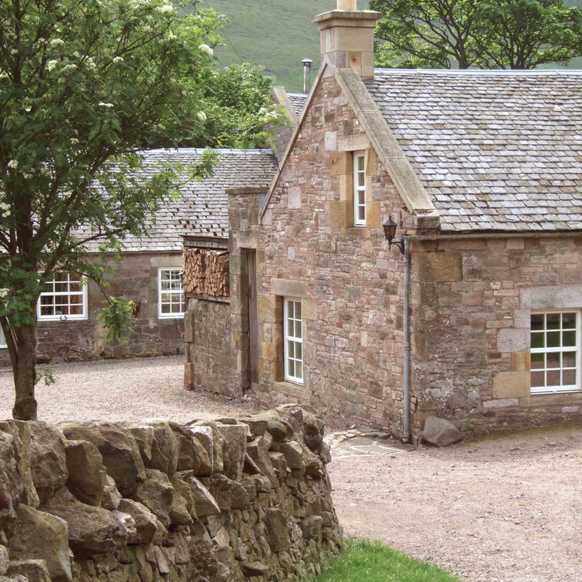 Dog-friendly holiday cottages in Edinburgh