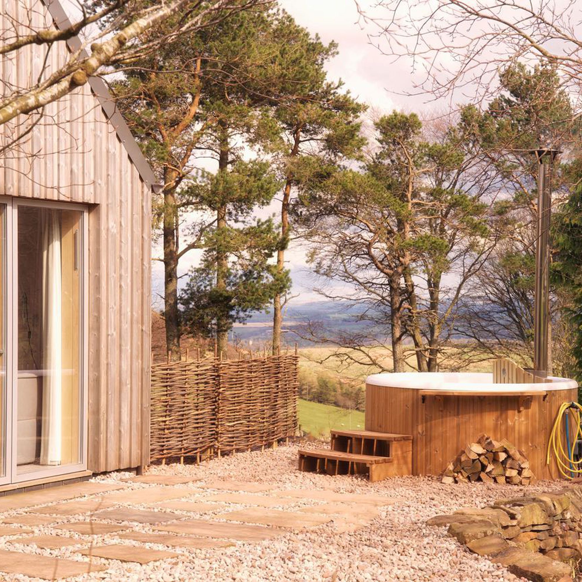 Holiday cottages with hot tubs in Edinburgh   